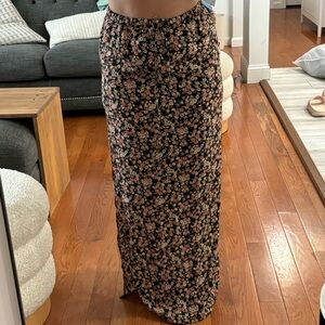 Floral maxi skirt with elastic waistband and slits on the sides for summer